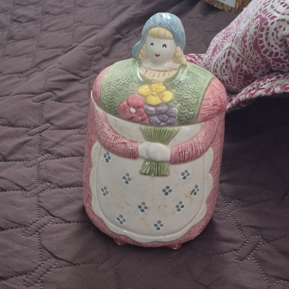 Hearth and home 1992 vintage cookie jar ( Amish Farmer Maiden)
